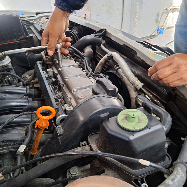 A man closing the engine of a car