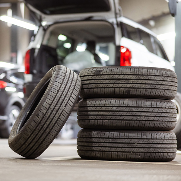 Changing tires for a car according to the season